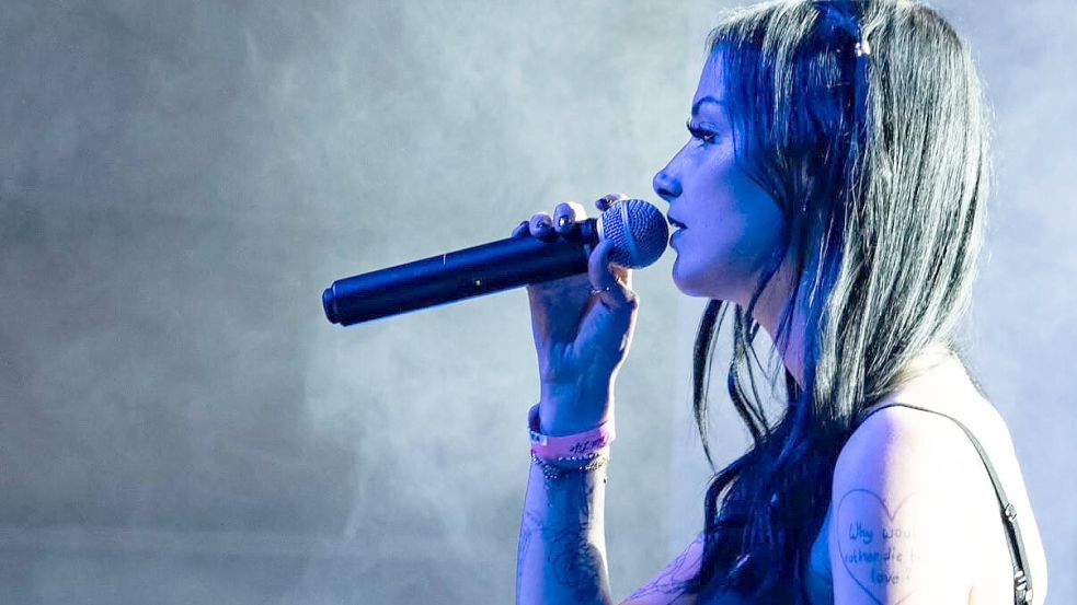Karina Rose verarbeitet in ihren Songs Gefühle, über die sonst oft geschwiegen wird. Foto: Janos Ketel