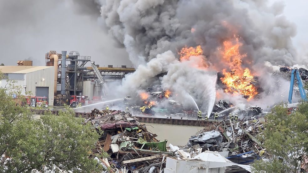 Die Löscharbeiten in Leer dauern am Donnerstagmorgen weiter an. Foto: Bodo Wolters
