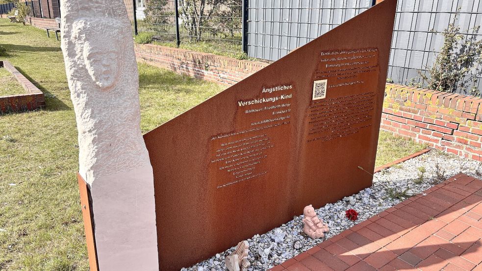 Die aus weißem Kalkstein gefertigte Skulptur zeigt den Oberkörper eines Kindes, das die Arme in die Höhe reckt und um Hilfe ruft. Foto: Florian Ferber