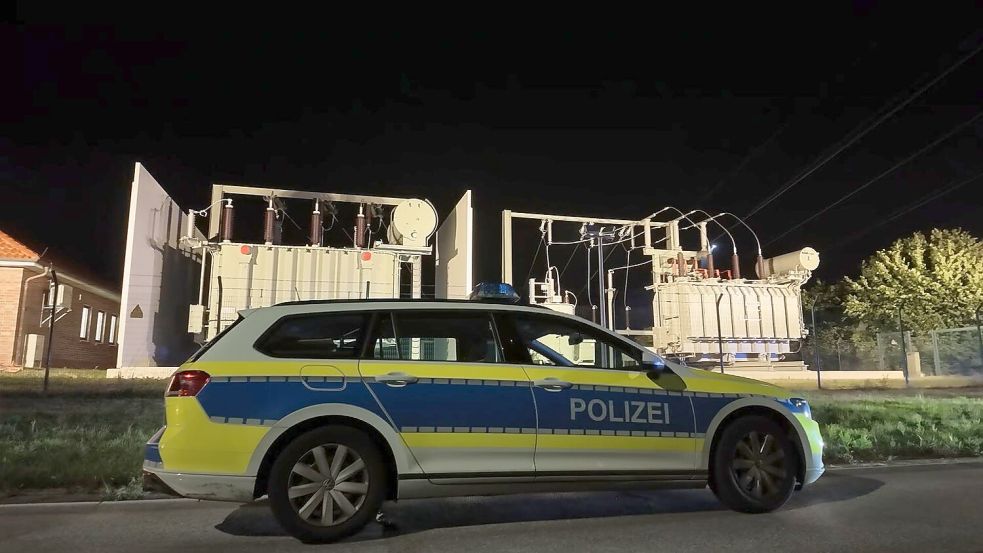 In der Nacht zu Freitag hat ein Polizeieinsatz beim Umspannwerk in Ganderkesee begonnen. Die Anlage ist weiträumig gesperrt. Die Gründe für den Einsatz sind noch unbekannt. Foto: Nonstopnews