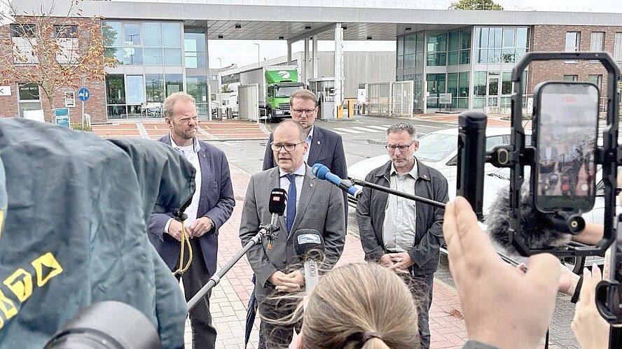 Niedersachsens Wirtschaftsminister Grant Hendrik Tonne bei VW in Emden. Foto: Klaus Ortgies