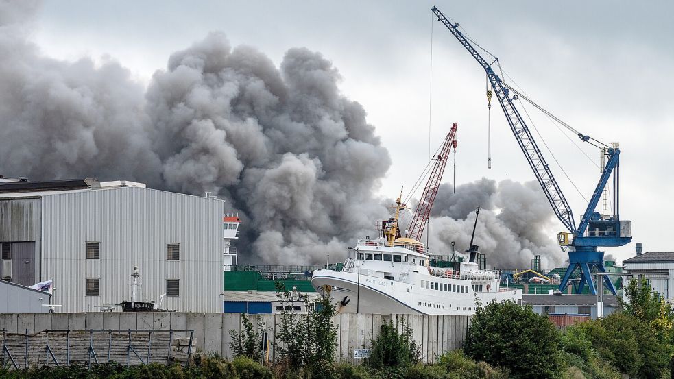 Beim Großbrand in Leer kam es zu einer starken Rauchentwicklung. Foto: Klaus Ortgies