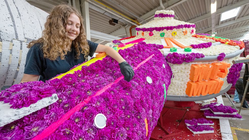 Mit Dahlienblüten bekommt das Ufo beim Blütenstecken nach und nach Farbe. Foto: Klaus Ortgies