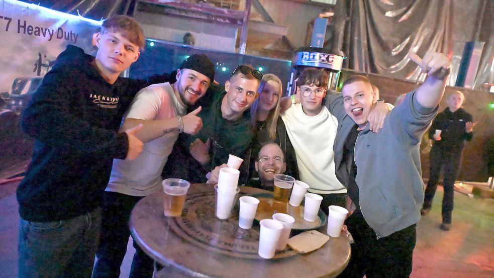 Bei der Hallenfete der Landjugend Krummhörn-Emden wurde in Manslagt ausgiebig gefeiert. Foto: Heinz Wagenaar