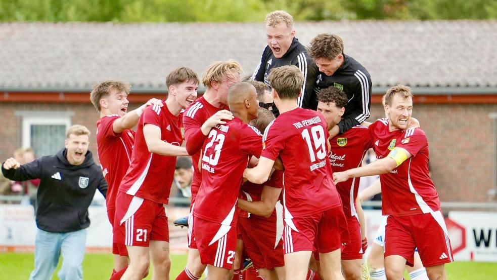 Die Pewsumer kamen in der Schlussphase aus dem Jubeln nicht mehr heraus. Erst feierte das Team drei Treffer, dann den Abpfiff und die Punkte acht bis zehn. Erwin Schoneboom