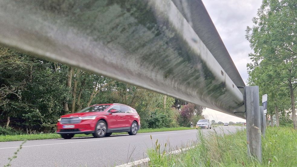 An der B 436 bei Coldam gibt es bereits eine Leitplanke an der Fahrbahn in Richtung Weener. Foto: Tatjana Gettkowski