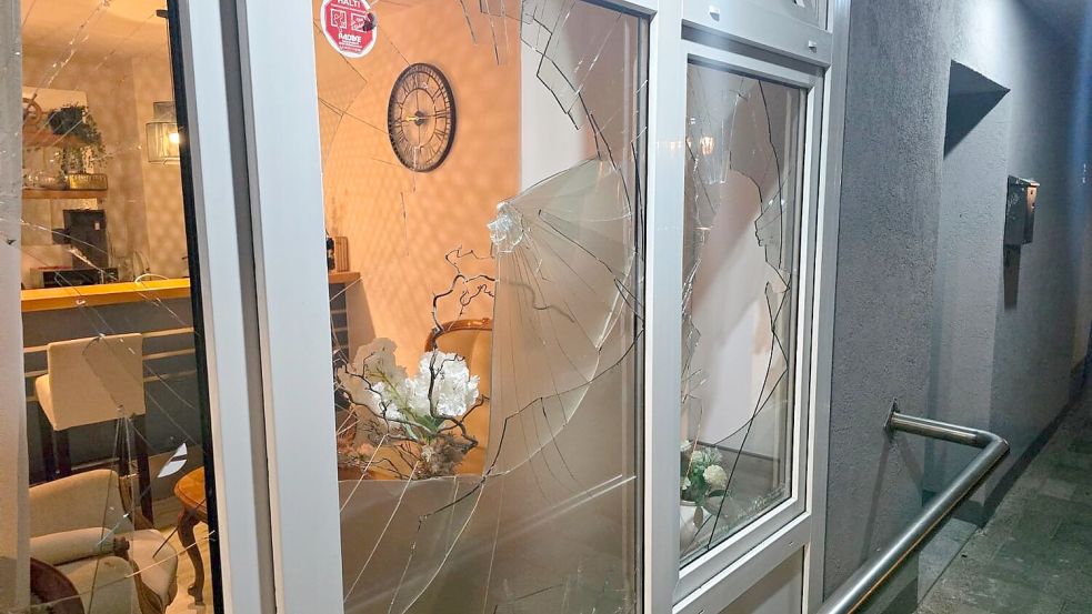 Eine eingeschlagene Scheibe am AfD-Büro in Wilhelmshaven. Foto: AfD