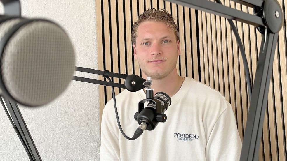 Luca Petzold besuchte die Sportredaktion in Leer und nahm mit Redakteur Niklas Homes die neue Podcast-Folge von „Inside Kickers Emden“ auf. Foto: Niklas Homes
