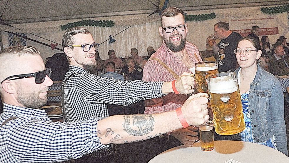 In Warsingsfehn wird Oktoberfest gefeiert. Foto: Bodo Wolters/Archiv