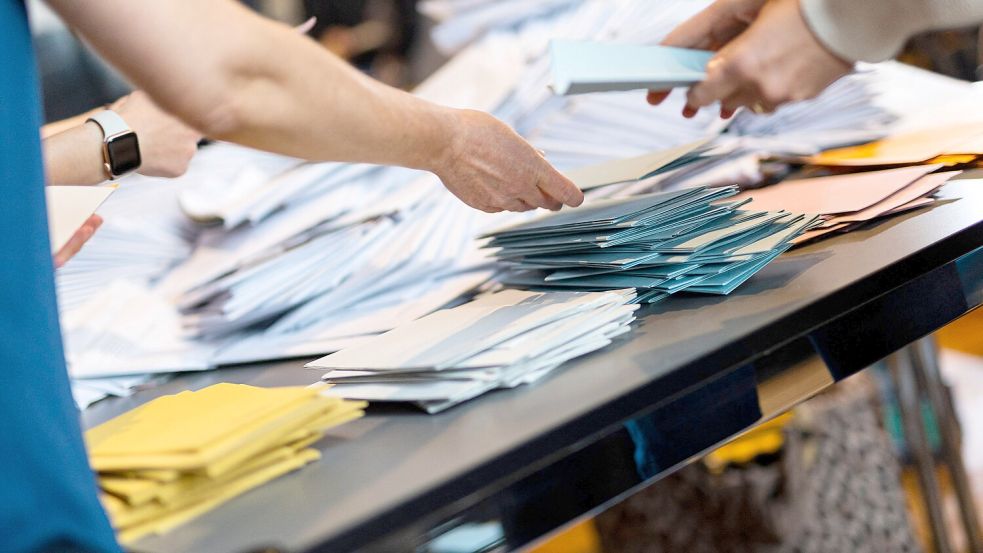 13.09.2026, Niedersachsen, Hannover: Wahlhelfer sortieren die Stimmzettel für die Auszählung der Briefwahl im Neuen Rathaus. Am 13.09.2026 haben Kommunalwahlen in Niedersachsen stattgefunden. Foto: Michael Matthey/dpa +++ dpa-Bildfunk +++ Foto: Michael Matthey
