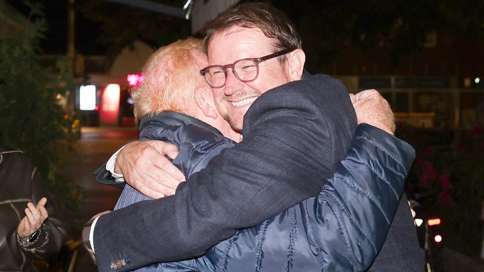Unterstützer gratulieren Tim Kruithoff zum deutlichen Wahlsieg in Emden. Foto: Jens Doden