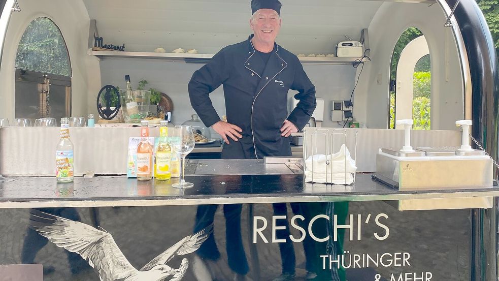 In Zunft-Kleidung und bereit für Gäste: Roland Resch in seinem Foodtruck. Fotos: privat