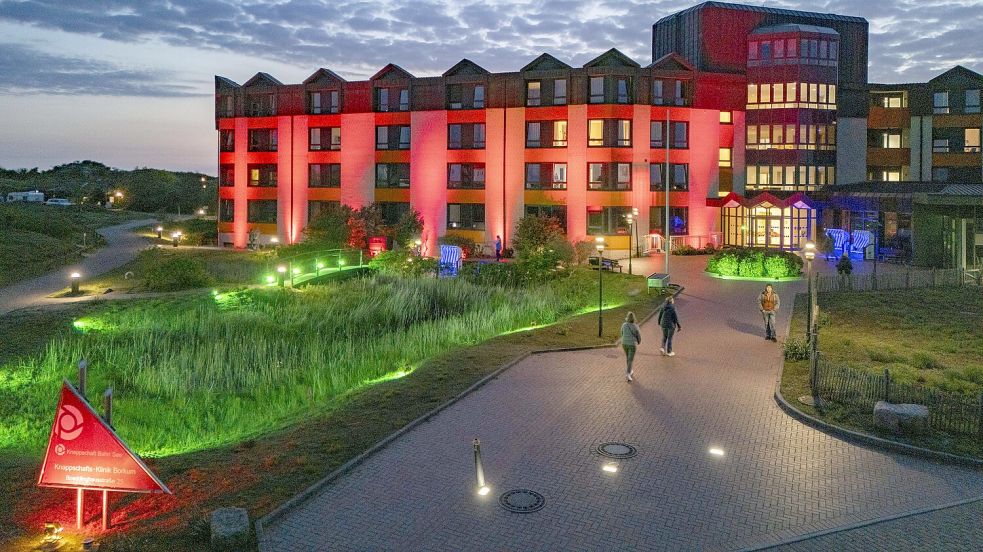 Das Gebäude der Knappschaftsklinik in markantem Rot. Foto: Kystlys