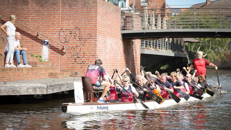 Bei der Drachenbootregatta im vergangenen Jahr traten 36 Mannschaften auf den Emder Kanälen gegeneinander an. Dieses Jahr sind es noch mal mehr Mannschaften. Foto: Jens Doden/Archiv