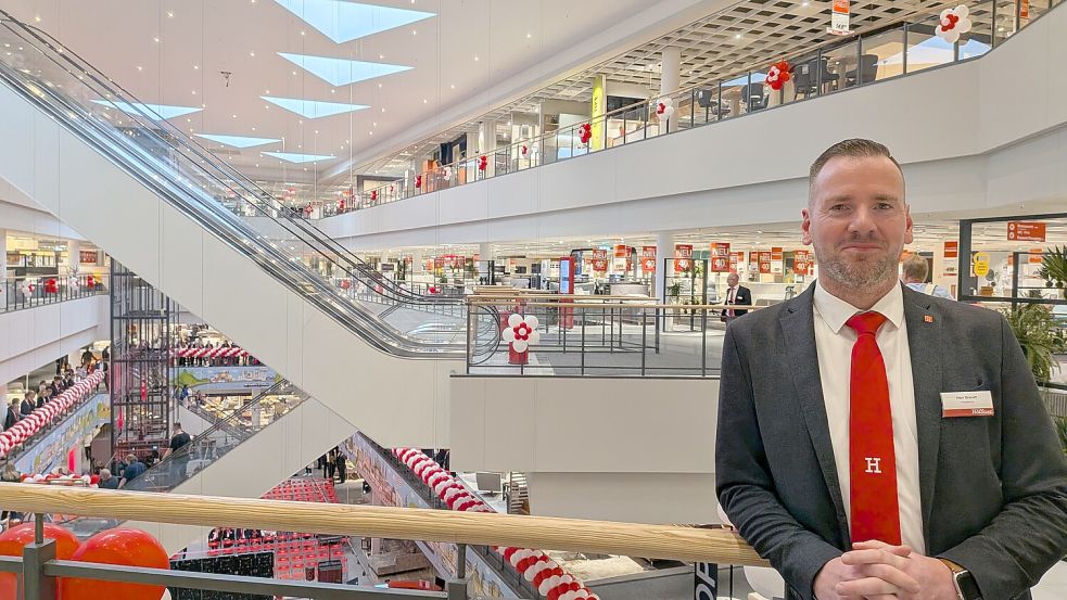 Vorfreudig auf die Eröffnung: Marktleiter Dennis Brandt. Foto: Timo Diener