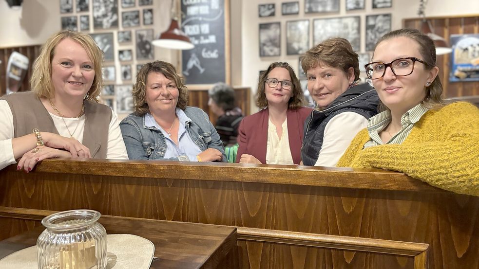Das neue Team an der Spitze der Wiesmoorer Landfrauen (von links): Sonja Brakenhoff, Ute Ihnken, Andrea Leister, Kerstin Vieren und Inka Rehbock. Foto: Nicole Böning