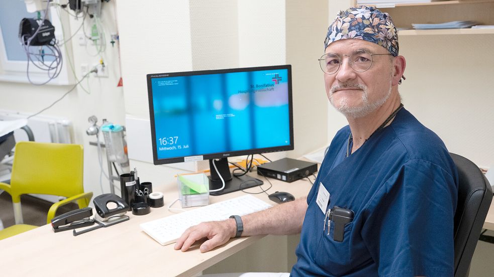 Dr. Cornelis Veraart ist der leitende Arzt der Notaufnahme am Borromäus-Hospital in Leer. Hier ist er einem der Behandlungsräume der Notaufnahme zu sehen. Foto: Klaus Ortgies