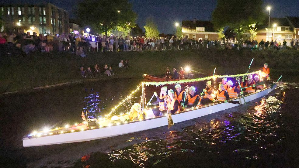 Die Lampionfahrt am Freitagabend ist ein Höhepunkt der Drachenbootregatta in Emden. Foto: Jens Doden/Archiv