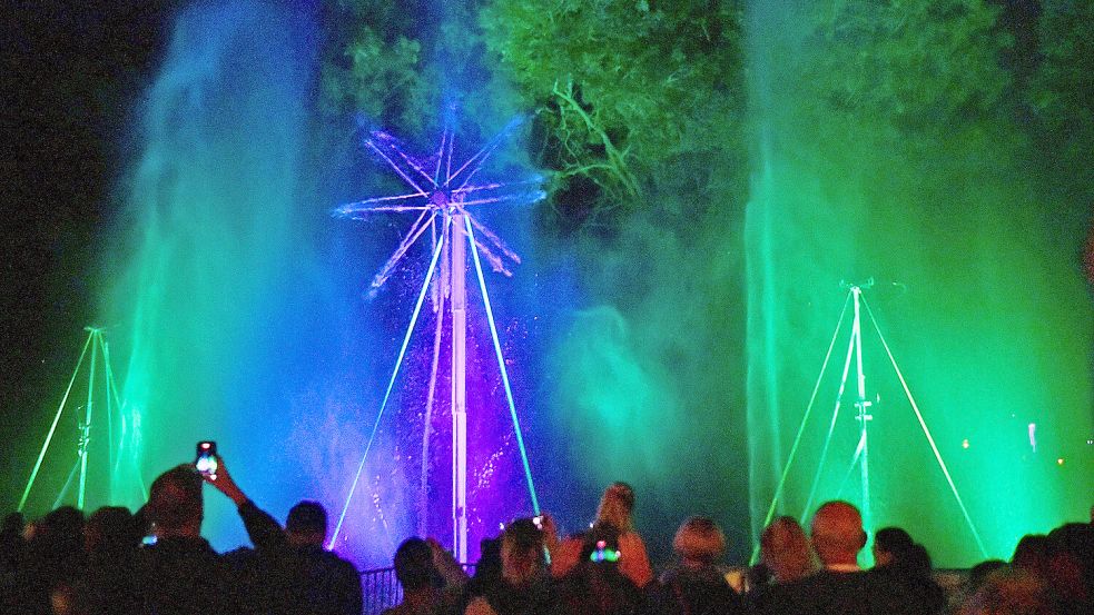Im Oldersumer Park wird am Freitag und Sonnabend eine beeindruckende Lichtershow geboten. Das Foto entstand 2024. Foto: Melchert Stromann/Archiv