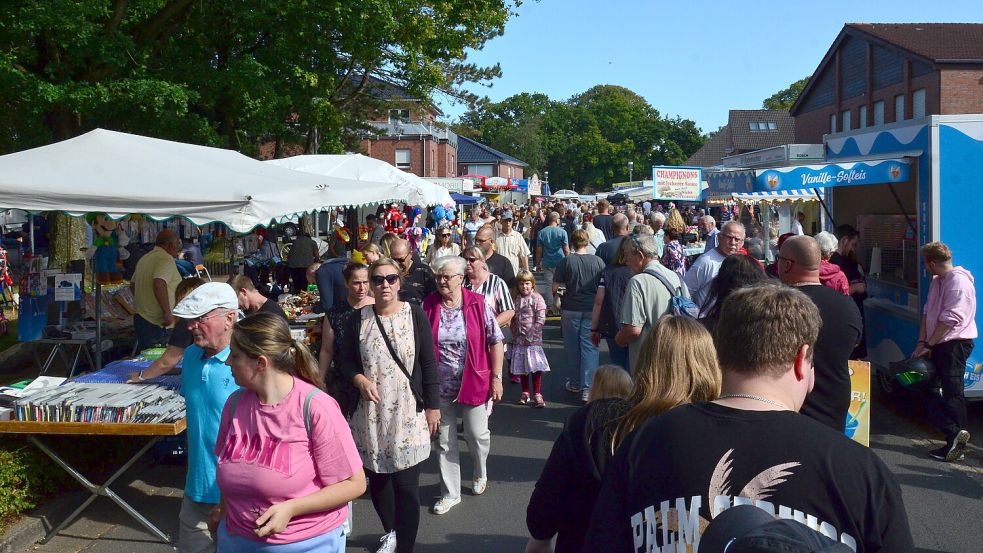 In Remels lockt am Sonntag der Herbstmarkt. Besucher können dort unter anderem über einen Flohmarkt bummeln. Foto: Hannah Lehmann/Archiv