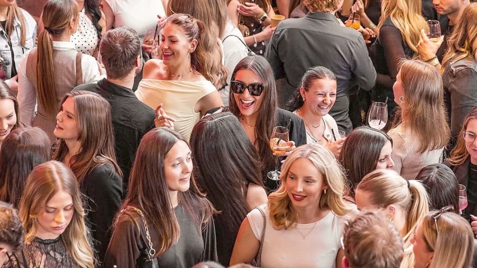 Seit Februar 2026 gibt es sogenannte Kaffeehouse Events in Osnabrück und anderen Städten. Jetzt kommt Jan Schwarz, gebürtiger Ostfriese, mit seinem Team nach Emden. Foto: Kaffeehouse Events/Privat