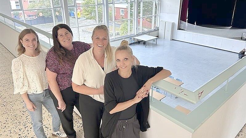 Dr. Katharina Lühring (von rechts), Silke Hollander, Petra Ulferts und Frauke Huismann sind froh über das neue Platzangebot in der Freien Schule Emden. Foto: Stephanie Tomé