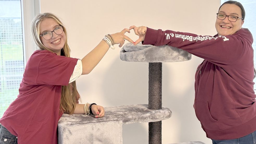 Ein Herz fürs neue Katzenhaus: Praktikantin Jessica Taube (links) und Melanie Güldenpfennig, Vorsitzende des Borkumer Tierschutzvereins. Foto: Florian Ferber