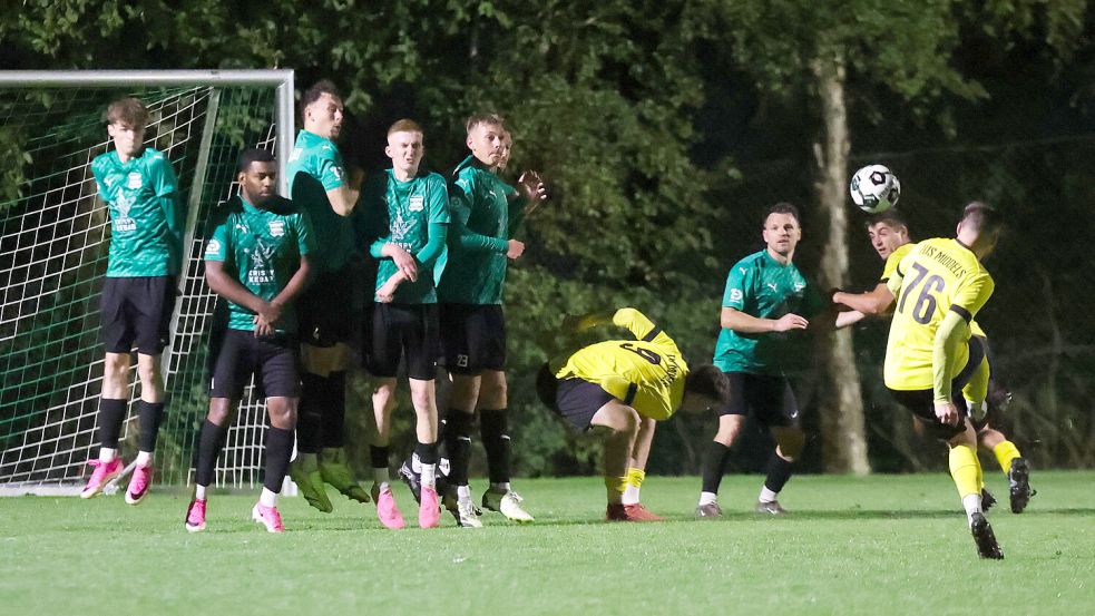 Die Sportfreunde Larrelt (grüne Trikots) erkämpften sich einen 1:0-Heimsieg gegen den TuS Middels, benötigten aber auch etwas Spielglück. Die Latte verhinderte zweimal ein Freistoßtor von Glen Sokoli, der auch noch einen Elfmeter verschoss. Foto: Jens Doden/ Emden