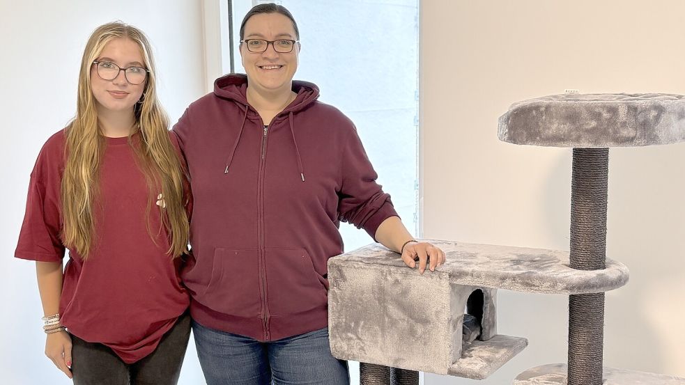 Praktikantin Jessica Taube (links) und Melanie Güldenpfennig, Vorsitzende des Borkumer Tierschutzvereins, hoffen auf eine baldige Fertigstellung des Katzenhauses. Foto: Florian Ferber
