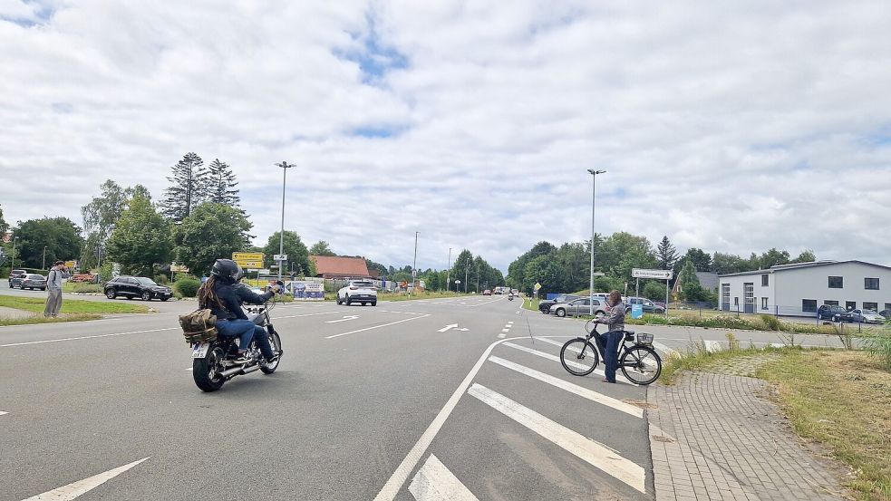 Am Kreuzungsbereich Norderstraße/Industriestraße/Bundesstraße ist das Abbiegen oder Überqueren der stark befahrenene Straße mitunter mit längeren Wartezeiten verbunden. Foto: Tatjana Gettkowski
