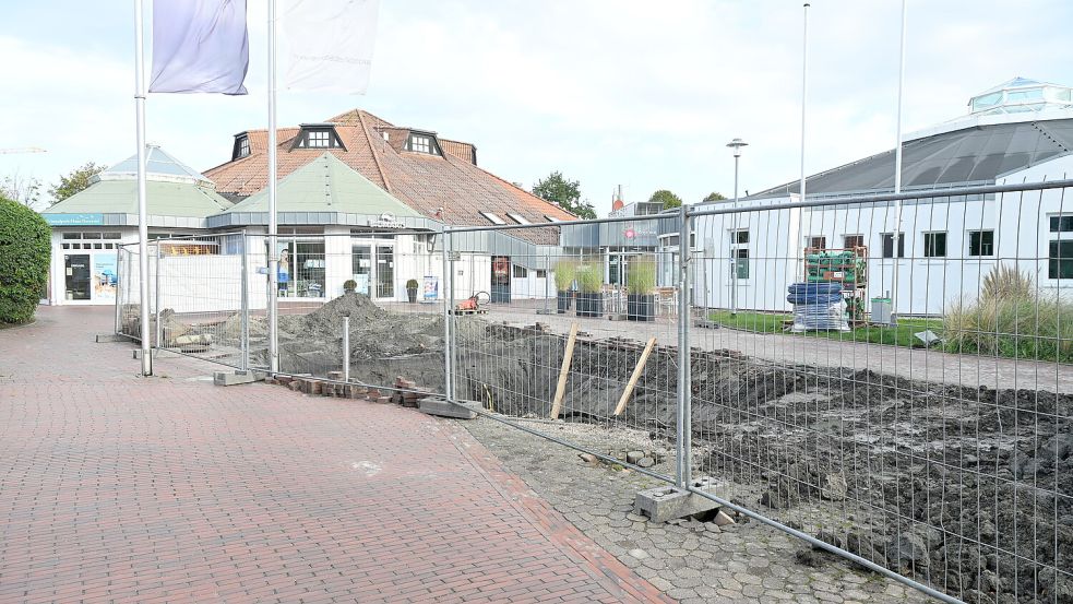 Auf dem Vorplatz vom Schwimmbad „Koppke“ haben die Bauarbeiten bereits begonnen. Foto: Heinz Wagenaar