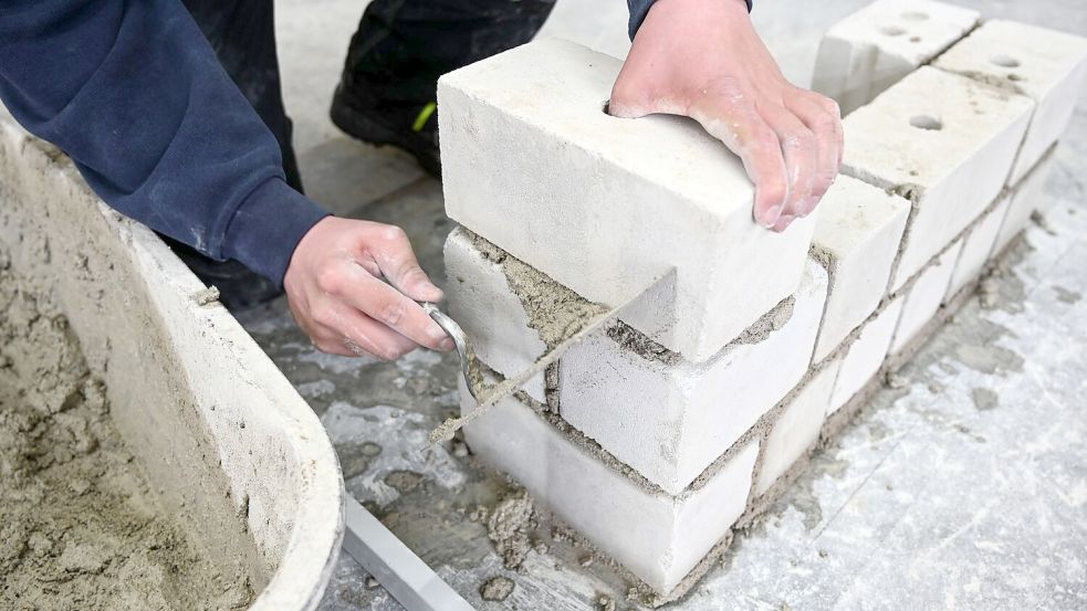 Auch Maurer werden an den BBS Borkum ausgebildet. Symbolfoto: Felix Kästle/dpa