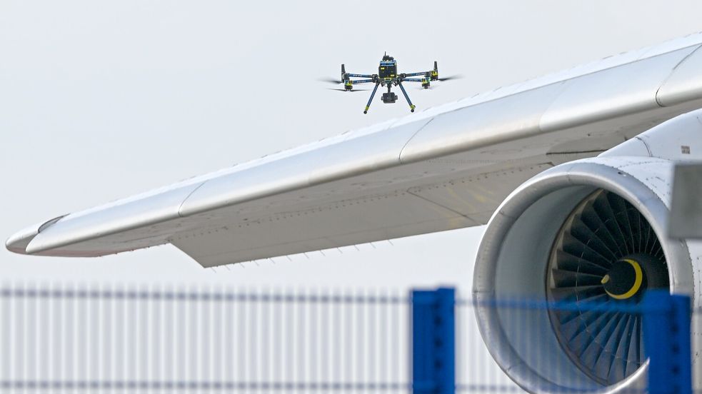 Während der Feierlichkeiten zum Tag der Deutschen Einheit gilt im Bremer Luftraum ein striktes Flugverbot auch für Drohnen und Modellflugzeuge. Foto: Hendrik Schmidt/dpa