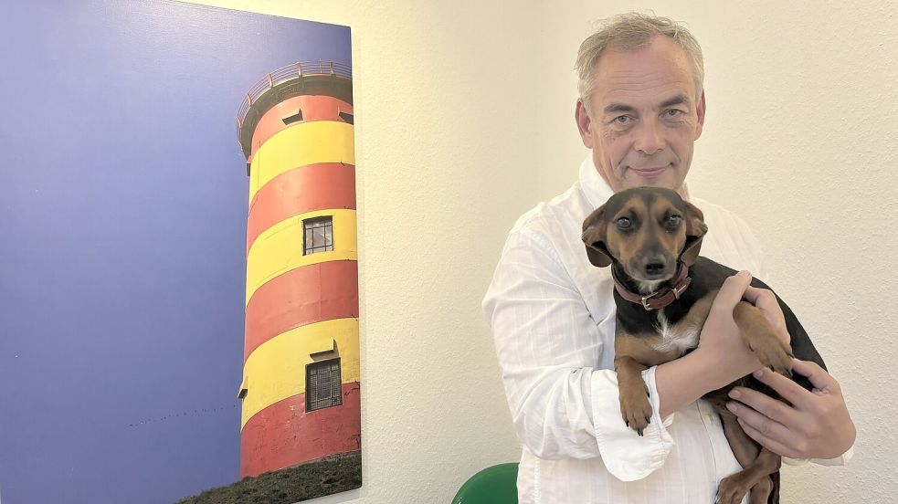 Der Zahnarzt Florian Ronge aus Pewsum (hier mit Praxishund Tilly) berichtet, was die Arbeit auf dem Land besonders macht und warum er seinen Traumberuf noch viele Jahre ausüben will. Foto: Lotta Groenendaal