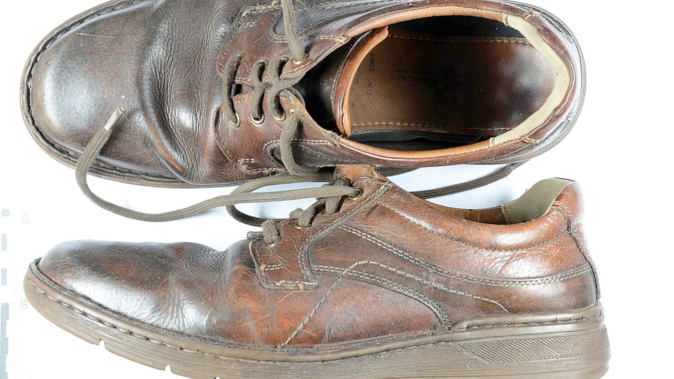 Die Schuhe des Verstorbenen, Marke „Henry Gondorff“ in Größe 44. Foto: Polizei