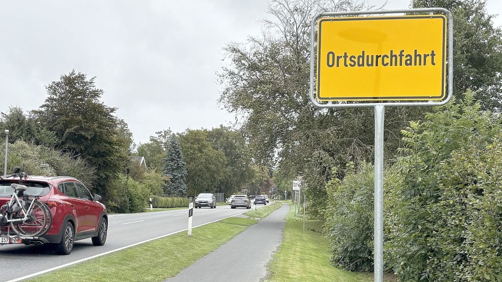 Wer derzeit die ausgeschilderte Umleitung über den Mühlenstrich und die Norder Straße nach Esens fährt, kann anstelle eines Ortsschildes dieses Ersatzschild mit der Aufschrift „Ortsdurchfahrt“ entdecken. Foto: Susanne Ullrich