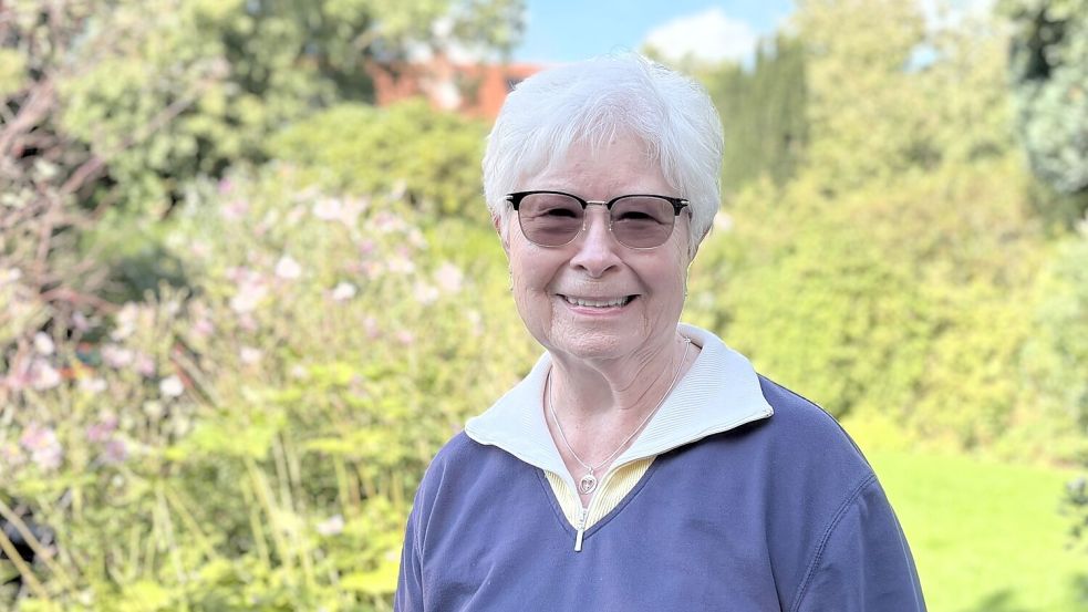 Lori Kapler (88) im Garten der Schmiede Striek in Großefehn: Für die Familie aus Iowa begann in Großefehn die Geschichte ihrer ausgewanderten Vorfahren. Foto: Nicole Böning