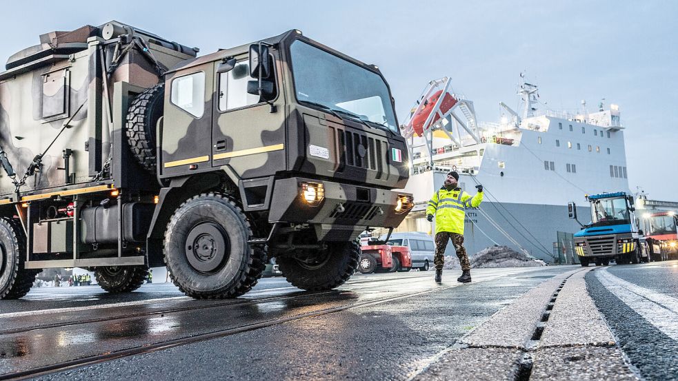 Militär im Seehafen: Beim Nato-Manöver Steadfast Dart Anfang des Jahres 2026 hat auch Emden eine große Rolle gespielt. Foto: Klaus Ortgies/Archiv
