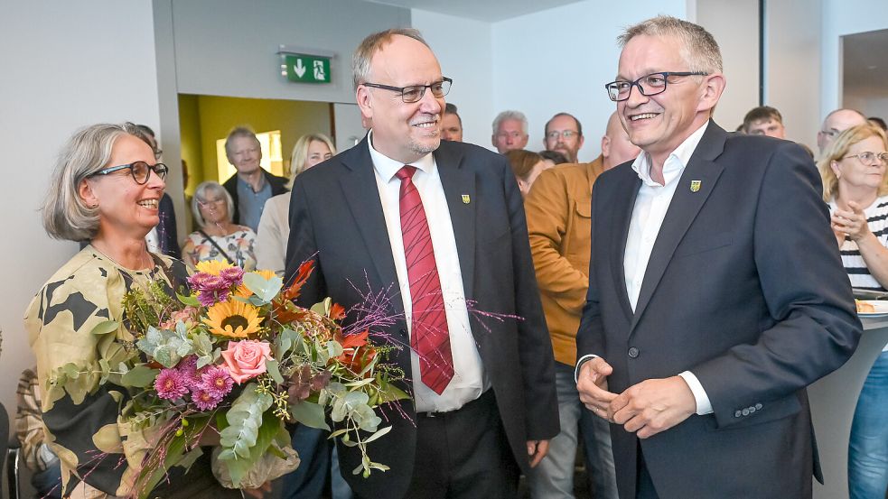 Landrat Olaf Meinen (rechts) gratulierte seinem gewählten Nachfolger Olaf Wiltfang und dessen Frau Sylvia. Foto: Stephan Friedrichs