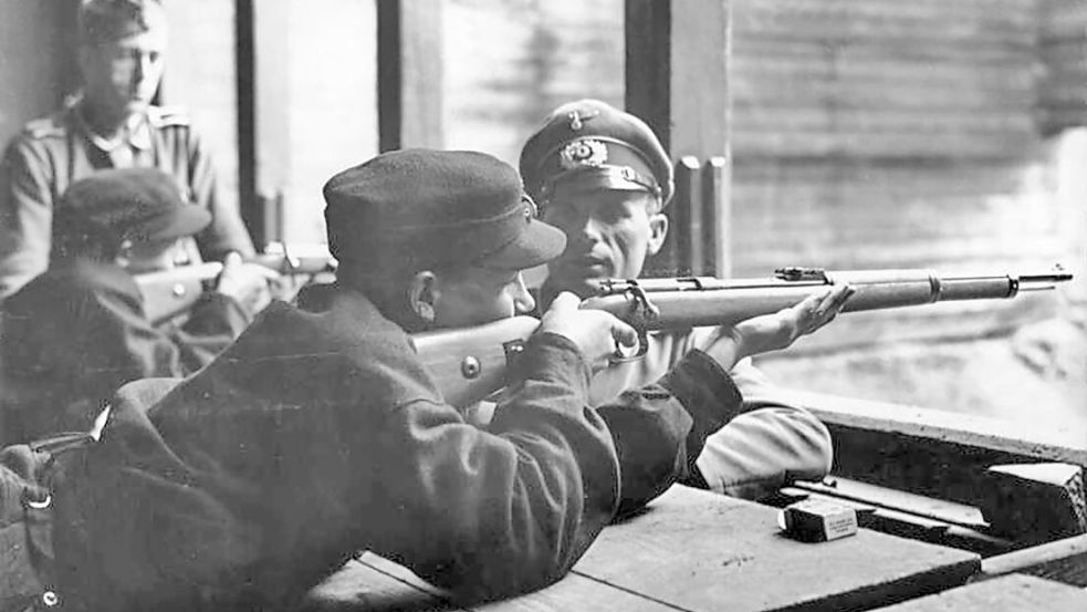 Wehrertüchtigung als Erziehungsziel: In Lagern der Hitlerjugend lernten Jungen schon früh den Umgang mit Waffen. Das Bild aus dem Bundesarchiv zeigt Schießunterricht in einem Wehrertüchtigungslager. Der Schulsport bereitete auf diesen Drill vor. Foto: Bundesarchiv