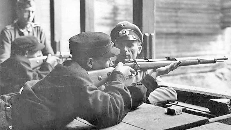 Wehrertüchtigung als Erziehungsziel: In Lagern der Hitlerjugend lernten Jungen schon früh den Umgang mit Waffen. Das Bild aus dem Bundesarchiv zeigt Schießunterricht in einem Wehrertüchtigungslager. Der Schulsport bereitete auf diesen Drill vor. Foto: Bundesarchiv