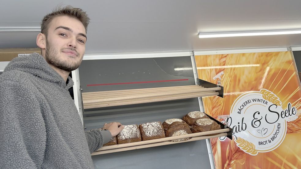 Tim Winter von der Bäckerei „Laib und Seele“ verkauft seine frisch gebackenen Brote und andere Backwaren freitags auf dem Wiesmoorer Wochenmarkt. Zuvor war es mehr als ein Jahr lang nicht gelungen, einen neuen Bäcker für diese Aufgabe zu gewinnen. Foto: Susanne Ullrich