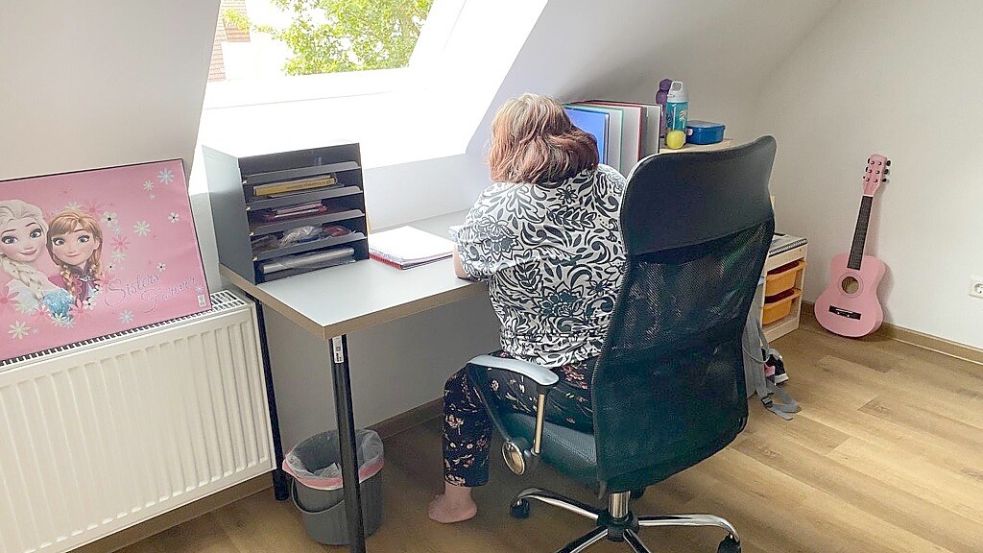 Alles wieder gut: Meike sitzt an ihrem neuen Schreibtisch, die Gitarre lehnt an der neuen Zimmerwand. Foto: privat