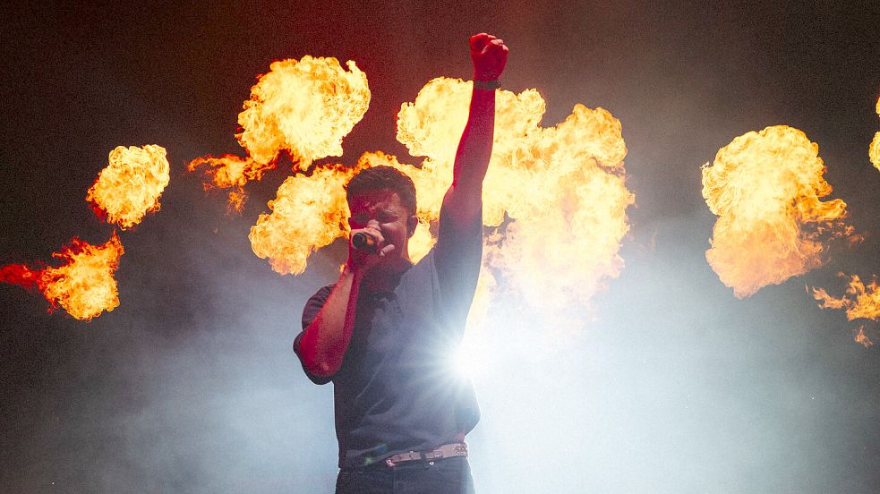 Mit Hits wie „Play with Fire“ begeistert Nico Santos sein Publikum. Im Juni 2027 wird er live auf der Freilichtbühne Wiesmoor auftreten. Foto: Paul Küster/Covered Agency