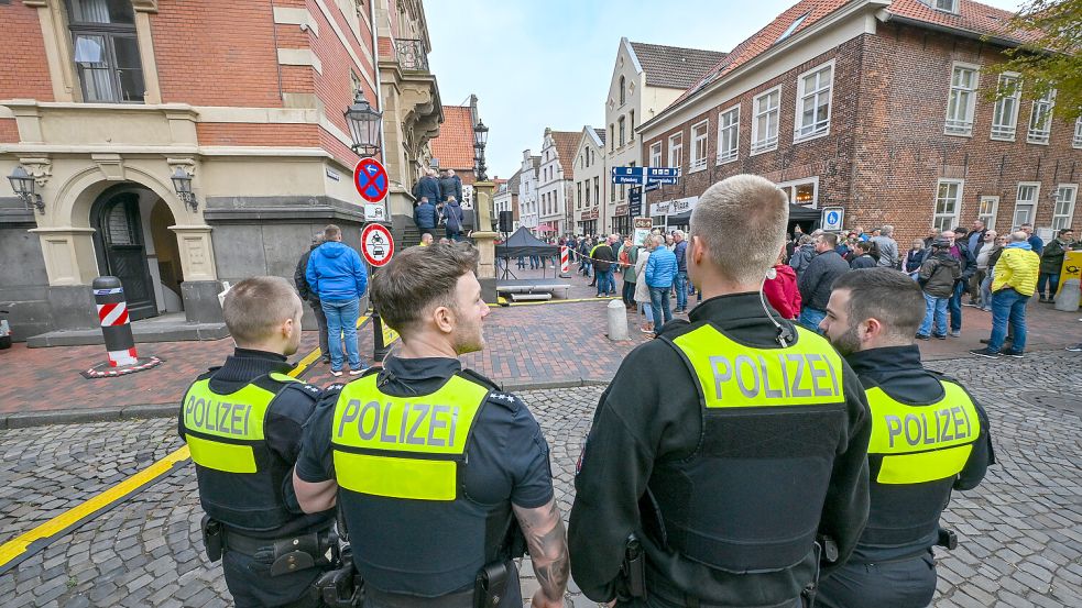 Für die Sicherheit auf dem Gallimarkt sorgt unter anderem die Polizei. Foto: Klaus Ortgies/Archiv