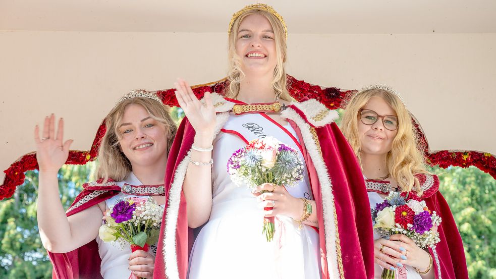 Larissa Kahmann (Mitte) wurde vom Wiesmoorer Publikum zur neuen Blütenkönigin gewählt. An ihrer Seite strahlen die Blütenprinzessinnen Emma Hofer (rechts) und Janina Julius-Kroon. Foto: Klaus Ortgies/Archiv