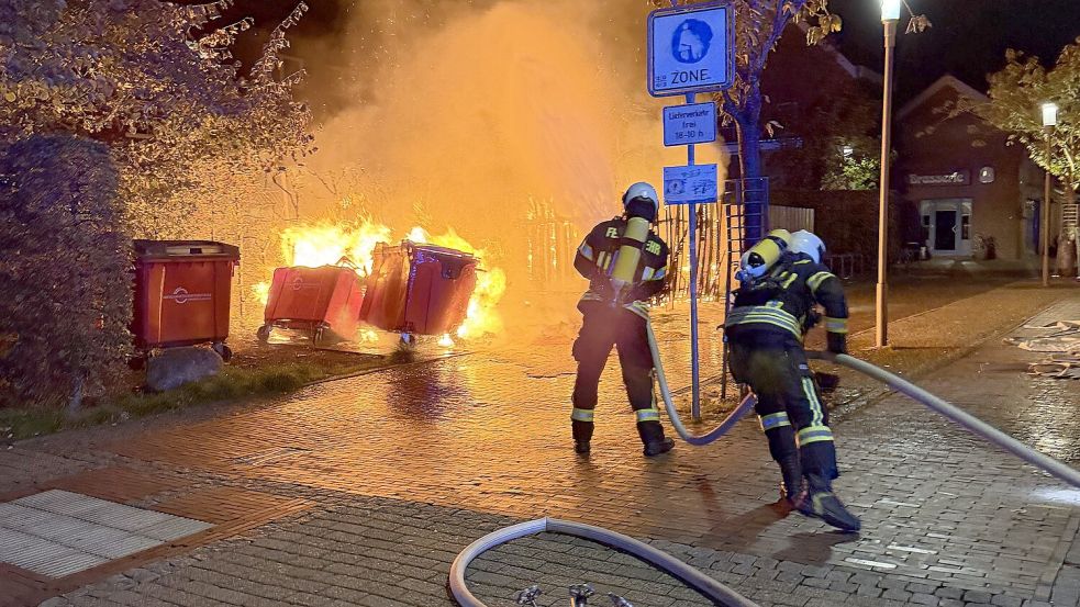 Die Feuerwehr löschte die brennenden Mülltonnen. Foto: Daniel Gerock/Feuerwehr
