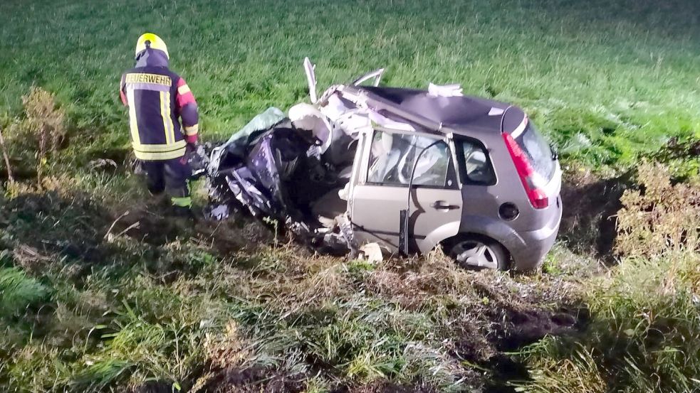 Das am Unfall beteiligte Auto wurde von der Fahrbahn geschleudert. Foto: Feuerwehr