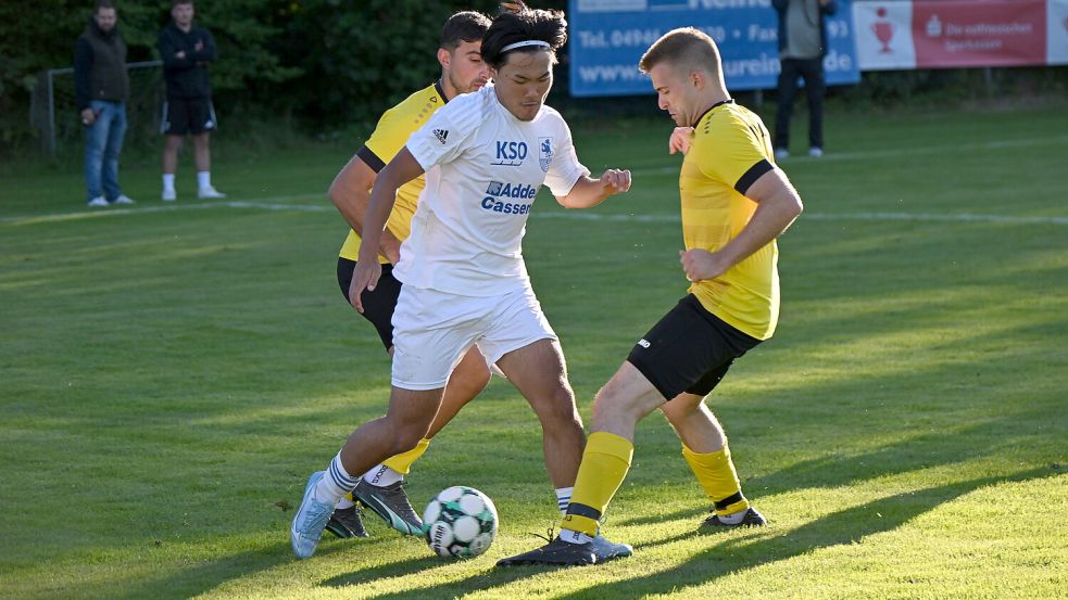Yuki Minari (weißes Trikot) war einer von sechs Neulingen in der Esenser Startelf gegen Brake. Er durfte durchspielen, konnte aber nicht die nötige Durchschlagskraft entwickeln. Foto: Heiner Steenhoff