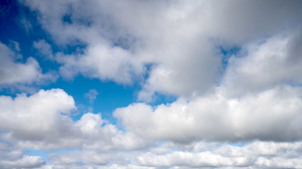 Sonne und Wolken im Wechsel soll es am Wochenende in Ostfriesland geben. Foto: Stefan Sauer/dpa